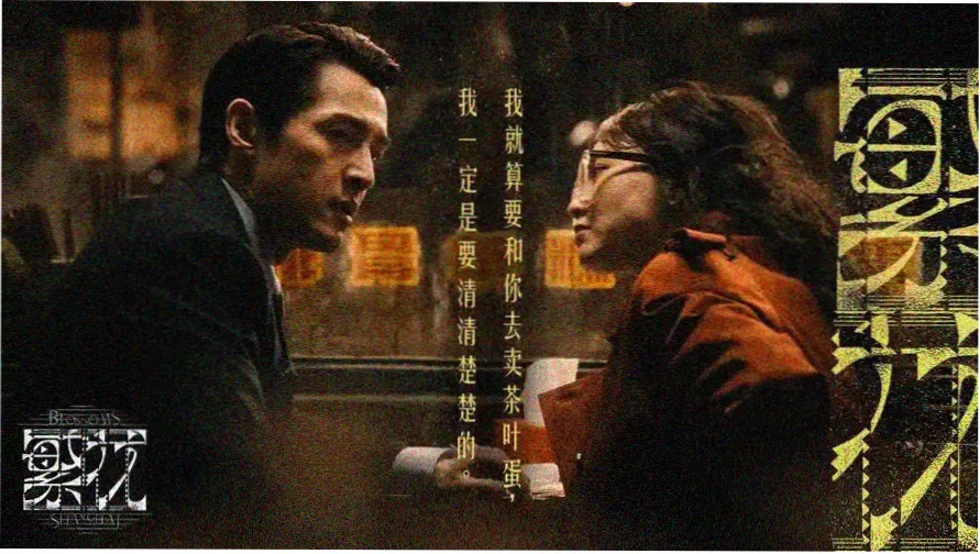 成年人在夜晚的城市步道上跑步